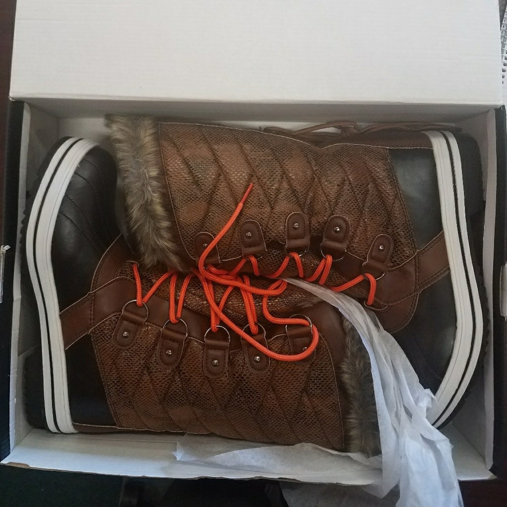 NWT Winter Boots with fur and 2 laces